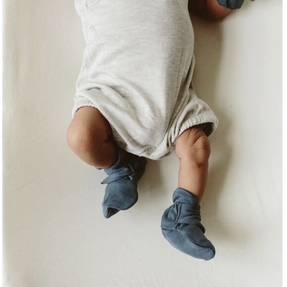 Goumi Baby Booties Size 0-3 Months Stay On Boot Organic Bamboo Midnight Black - Picture 2 of 5